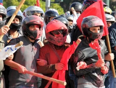 Μηνύματα αναρχικών σε δημοτικές πινακίδες: «Ραντεβού στα... οδοφράγματα» (φωτο)